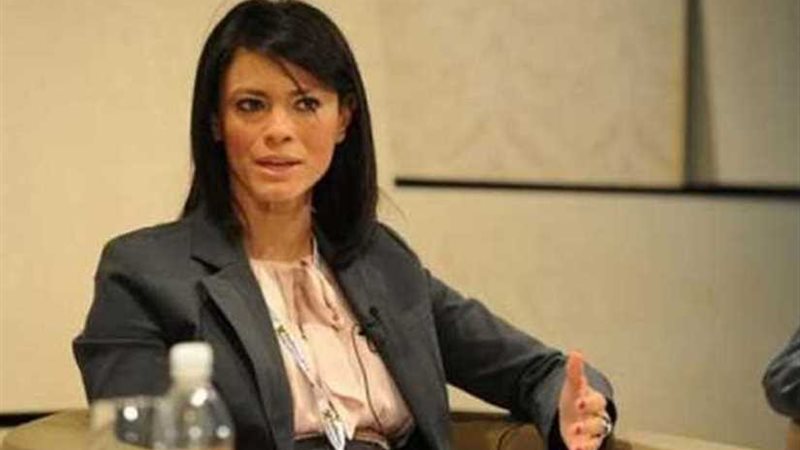 وزيرة السياحة تعقد