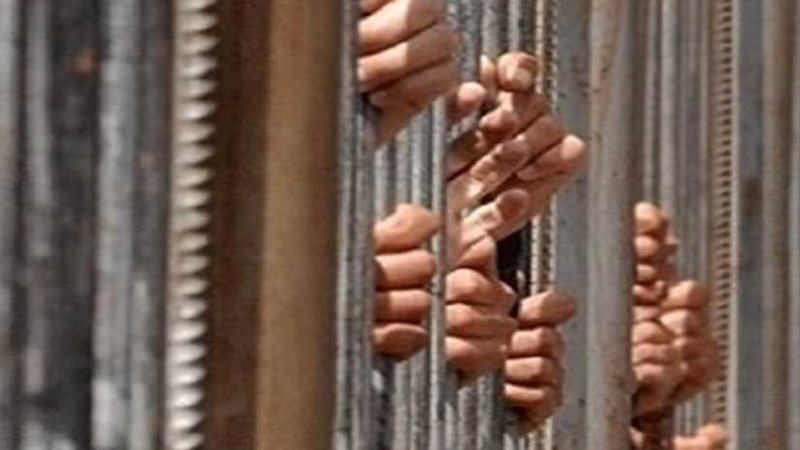 حبس 4 من لصوص حقائب