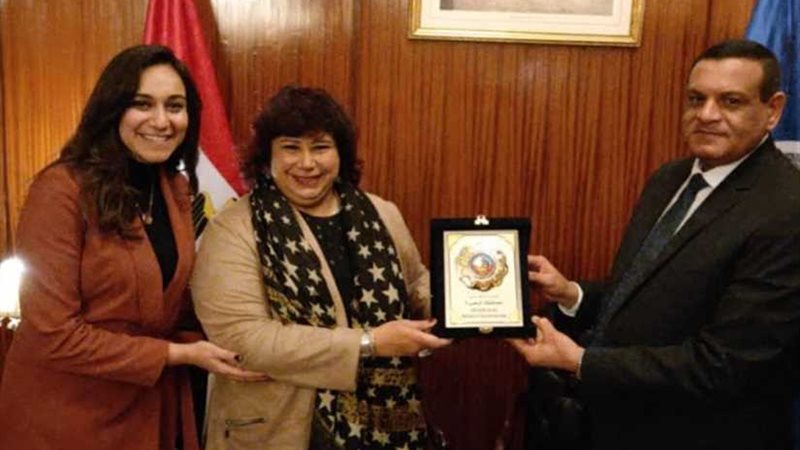 محافظ البحيرة يقدم