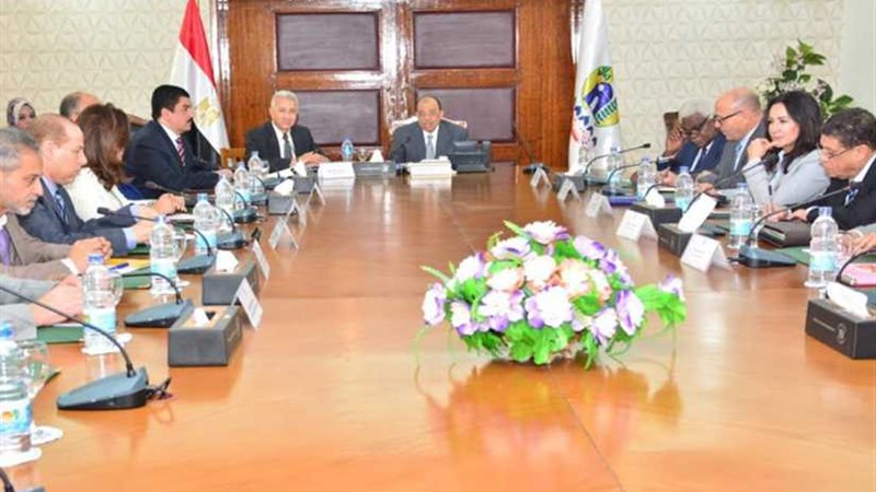 محافظ القليوبية يتلقى