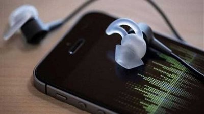 ترك سماعة الموسيقى بالأذن ونام فدفع الثمن غالياً