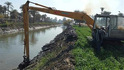 تطهير الترع من المخلفات بقرى ومدن أسيوط