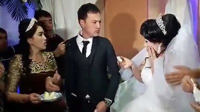 العريس يضرب العروس في حفل الزفاف (فيديو وصور)