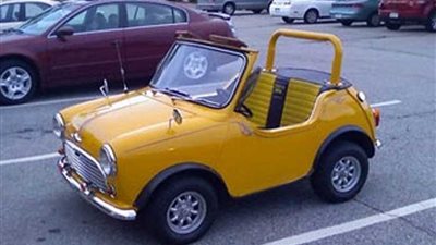 مهندس ألماني يجمع عشرات السيارات متناهية الصغر العتيقة من ألمانيا وفرنسا