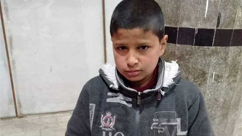 تنويه هذا الطفل يبحث