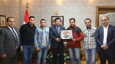 وزير الشباب يكرم أبطال إنقاذ ركاب محطة مصر