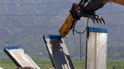 ترامب يريد 8.6 مليار دولار لجداره.. ومواجهة بالأفق