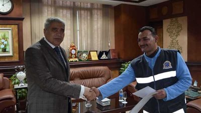 تكريم مسعفين عثرا على 96 ألف جنيه بحادث بالصحراوي الشرقي بالمنيا