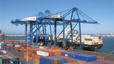 خلال 24 ساعة.. ميناء دمياط يستقبل 7 سفن بضائع