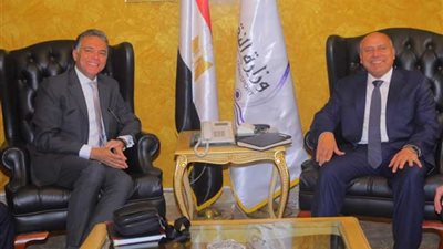 عقب وصوله لمقر الوزارة.. الوزير يجتمع بقيادات النقل