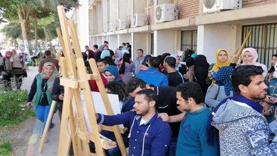 طلاب فنية المنيا يبدعون برسم الطبيعية وشخصياتها في حالة فن