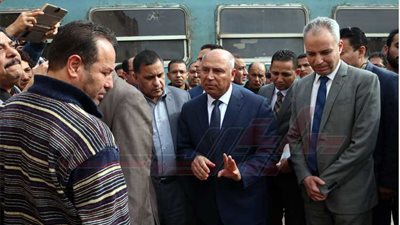 جولة وزير النقل داخل محطة مصر