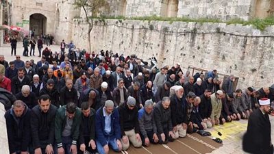 المقدسيون يؤدون صلاة العصر في بابي الأسباط والناظر بسبب إغلاق 