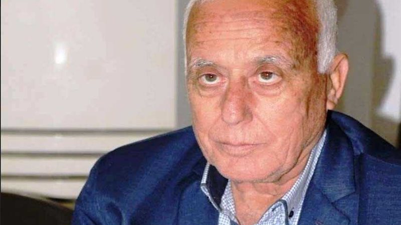 برلماني يدخل على