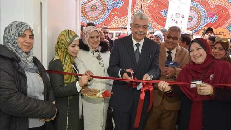 ملابس ومشغولات يدوية