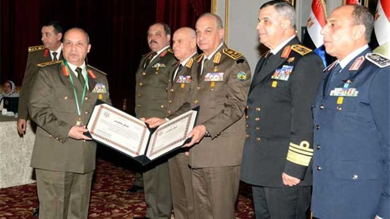 وزير الدفاع يكرم