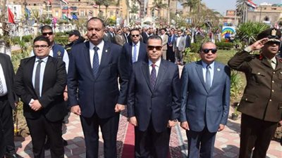 محافظ بني سويف يضع الزهور على اللوحة التذكارية للشهداء
