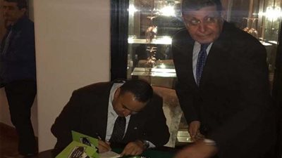 بالصور.. وائل لطفي يوقع كتابه 