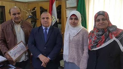 تكريم طالبة الجمالية الفائزة بمسابقة الإلقاء الشعري