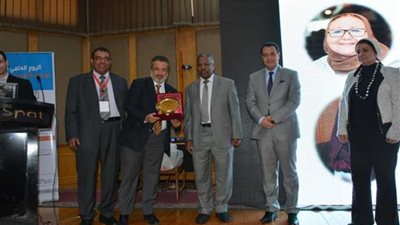 تكريم رئيسي جامعة أسيوط السابق والحالي