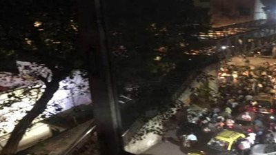شاهد..خمسة قتلى و36 مصابًا بانهيار جسر للمشاة في مومباي