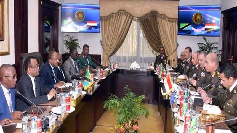 وزير الدفاع يلتقي