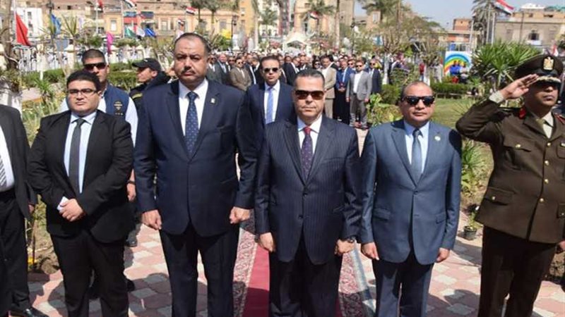 محافظ بني سويف يضع