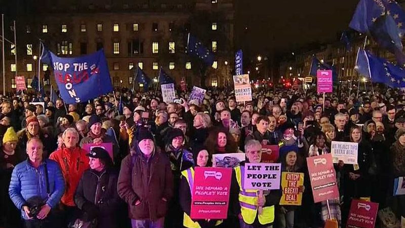 بريطانيون يحتفلون