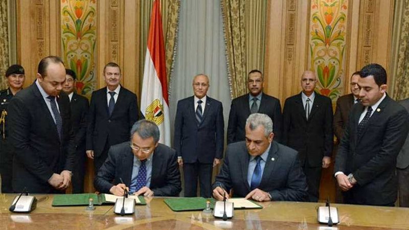 العصار يشهد توقيع