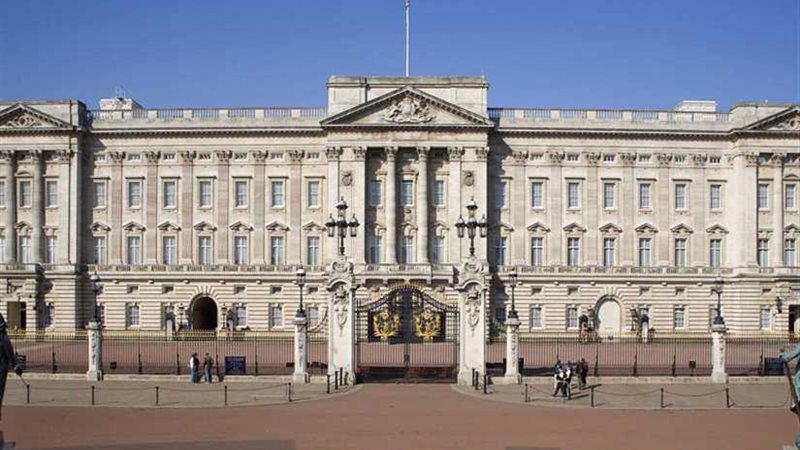 تنكيس العلم فوق قصر