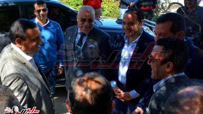 محافظ البحيرة يلتقي