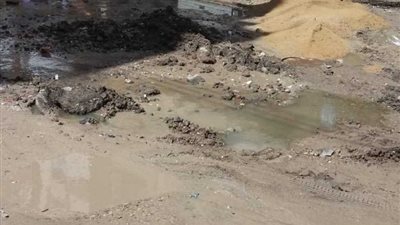 إزالة طبقات أسفلتية تتسبب في قطع المياه عن ميت حبيش بطنطا