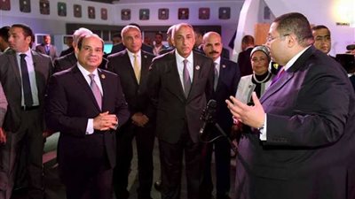 الرئيس السيسي يطلع على أنشطة عدد من شباب رواد الأعمال في مصر (صور)