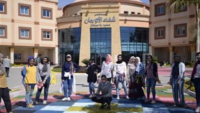 على طريقتهم الخاصة.. طلاب فنون جميلة يدعمون أورمان الأقصر (صور)