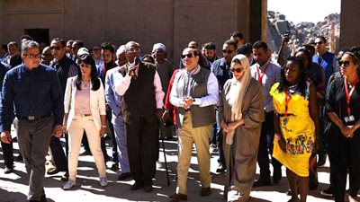 الرئيس السيسي والشباب العربي والإفريقي في جولة بمعبد فيلة