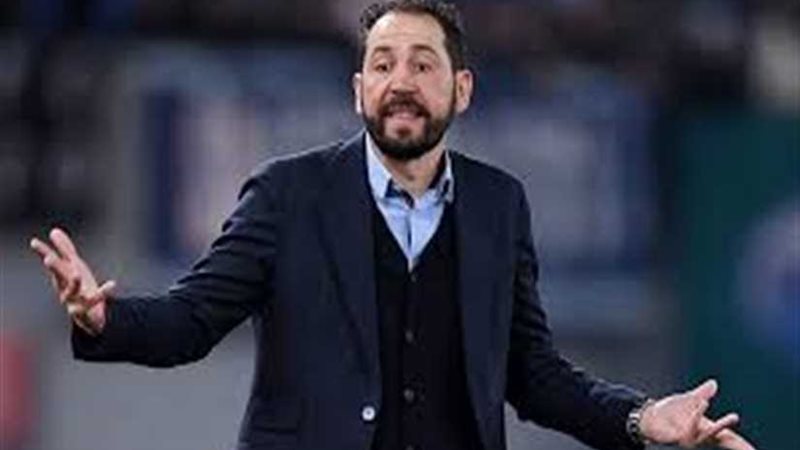 أشبيلية يقيل مدربه