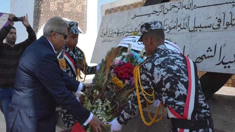 محافظ المنيا يضع