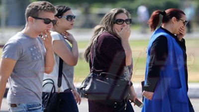 بالصور.. السماح لأقارب ركاب الطائرة المفقودة بالدخول إلى مطار القاهرة