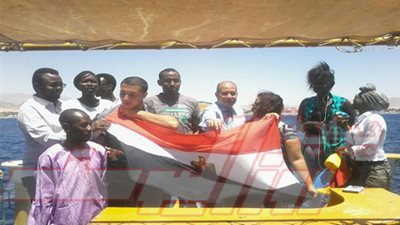 بالصور.. الشباب الإفريقي يبحر بعلم مصر على شواطيء شرم الشيخ