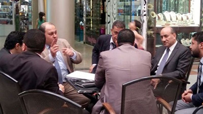 جنينة يجتمع مع دفاعه