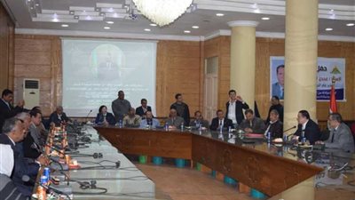 رئيس جامعة بنها يكرم مدير عام الحسابات الخاصة لبلوغه سن المعاش