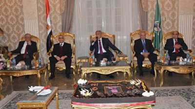 احتفالا بالعيد القومي الـ100.. محافظ المنيا يكرم 4 من سابقيه