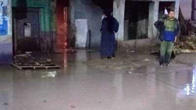 كسر خط مياه ليلاً يغرق منازل قرية بالشرقية 