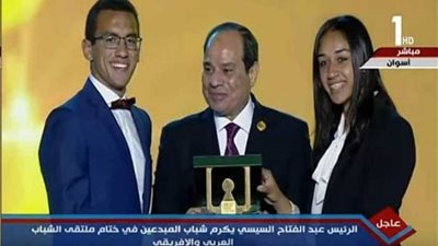 الرئيس السيسي يكرم ثنائي الخماسي المونديالي