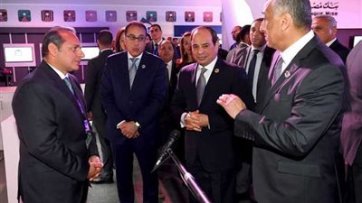 الرئيس السيسي يزور جناح البنك الأهلي بأسوان