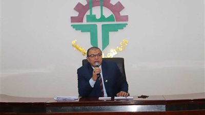 وزير القوى العاملة يسلم 304 عقود عمل لذوي الاحتياجات الخاصة