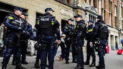 الشرطة الهولندية تحتجز ثلاثة مشتبها بهم في حادث إطلاق النار