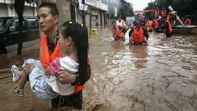 ارتفاع ضحايا الفيضانات في إندونيسيا إلى 104 صرعى