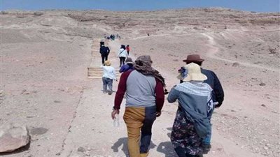 آثار تل العمارنة بالمنيا تجذب أنظار سياح 3 دول