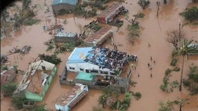 الطوفان .. الناس يهربون إلى المرتفعات وأسطح المنازل (فيديو وصور)‎